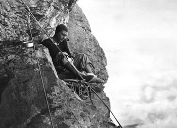 Rebitsch im Schwalbennest der Eiger-Nordwand, aus dem Heckmair-Archiv von U. Auffermann