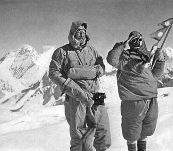 Herbert Tichy und Pasang am Gipfel des Cho Oyu