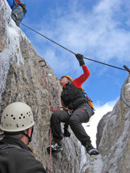 Die Frau von Format hantelt sich über die Felsen.