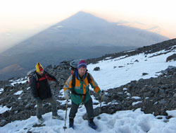 In der Morgendämmerung wirft der Ararat seinen Schatten über die ostanatolische Tiefebene.