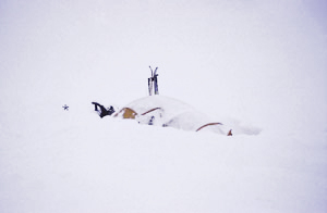 eingeschneite Zelte